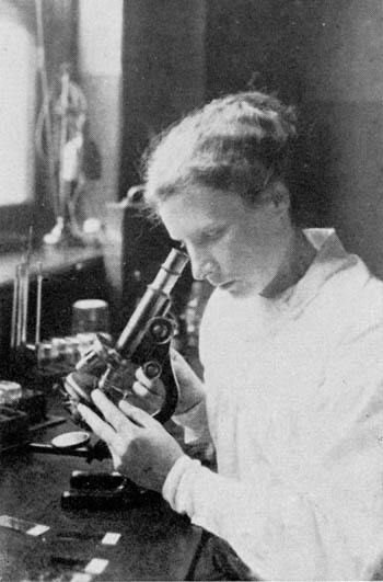 Agnes Sjöberg työskentelee mikroskoopin ääressä